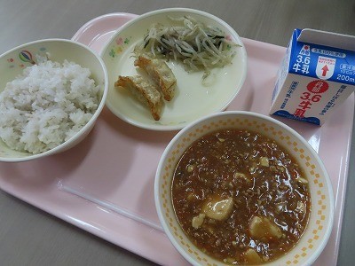 今日の給食と給食の準備 (1).jpg