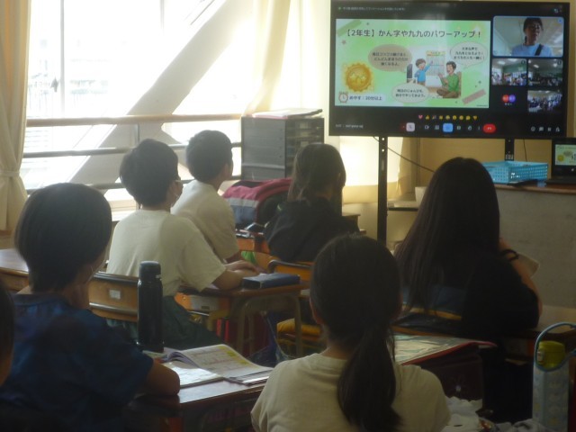 説明を聞く児童１