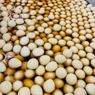 蒸す前のうずら卵