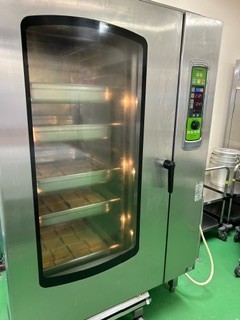 スチームを当てながら焼いていきます。