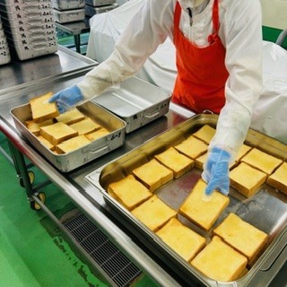 食缶に人数分入れます。あつあつ！