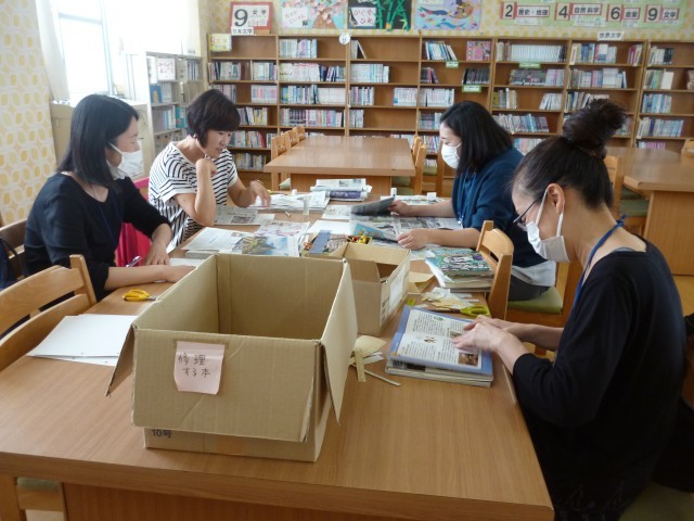 図書整備ボランティアの方々の活動の様子