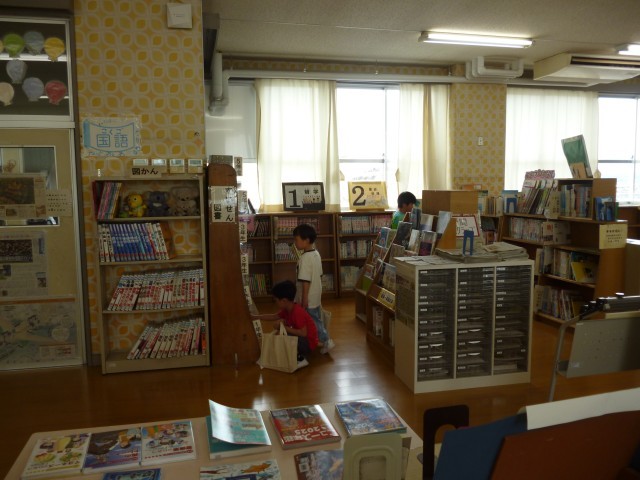 休み時間の図書館のようす