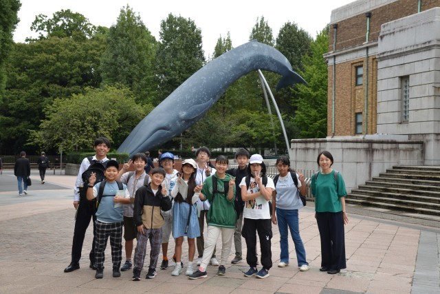 国立科学博物館の前で