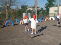 １年生体育の授業の様子です。なわとびの練習をしています。前跳び、後ろ跳び、かけ足跳びなど、少しずつ練習をして、跳べる回数が増えてきました。また、なわとびジャンプ台も使いながら、少しずつ難しい技にもチャレンジして頑張っています。