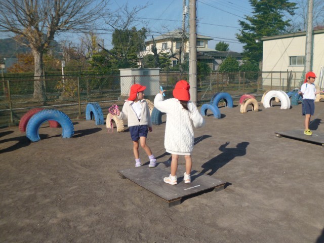 １年生体育の授業の様子です。なわとびの練習をしています。前跳び、後ろ跳び、かけ足跳びなど、少しずつ練習をして、跳べる回数が増えてきました。また、なわとびジャンプ台も使いながら、少しずつ難しい技にもチャレンジして頑張っています。