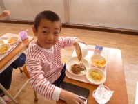 給食週間も４日が過ぎました。今日のメニューは、子どもたちに大人気のカレーライス。ご飯の上にカレーをのせると、おいしさが倍増です。子どもの中には、さらに、野菜をカレーライスの上にのせて、もりもり野菜カレーライスにして食べている子もいました。みんな「おいしい、おいしい」と言いながら食べていました。