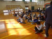 第１校時に修了式が行われました。最初に校長先生から学年代表児童に修了証書が渡されました。代表らしくしっかりともらうことができました。校長先生からは、１年間の振り返っての話がありました。大平小学校の合言葉、「一人一人笑顔」についてや今年度大切にしてきたことの３つの話がありました。どの子も、姿勢良く、真剣に話を聞くことができました。