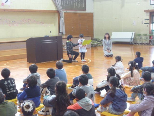 １、５年生の代表児童が１年間頑張ってきたことや次年度に頑張りたいことについて発表しました。１年生児童からは、「おうちでの宿題を頑張ったこと」、「なわとびを頑張ったこと」、「クラスで8の字跳びを頑張ったこと」、２年生では、「かけ算九九を頑張りたいこと」などの発表がありました。５年生児童からは、「算数の学習を頑張ったこと」、「なわとびを頑張ったこと」、「6年生を送る会を頑張ったこと」、6年生では、「算数の学習を頑張りたい」などの発表がありました。二人とも、堂々と発表することができました。
