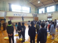 最後に、みんなで校歌を歌いました。今年度みんなが一緒になって行うことの最後でしたが、とても元気よく大きな声で歌いことができました。とてもいい歌声に心がとてもほかほかと温かい気持ちになりました。