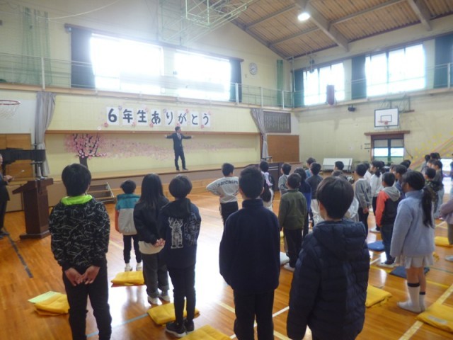 最後に、みんなで校歌を歌いました。今年度みんなが一緒になって行うことの最後でしたが、とても元気よく大きな声で歌いことができました。とてもいい歌声に心がとてもほかほかと温かい気持ちになりました。