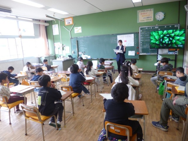 修了式が終わった後、教室に戻って、先生から通知表をいただきました。先生からは、１年間を通して、頑張ったこと、進級に向けての話がありました。これで、１年生から5年生は令和７年度の教育活動が修了しました。大平小は保護者の皆様、地域の皆様に支えられていることを本当に感じる１年間でした。改めて感謝申し上げます。ありがとうございました。令和８年度も、ご協力とご支援を引き続きどうぞよろしくお願いいたします。