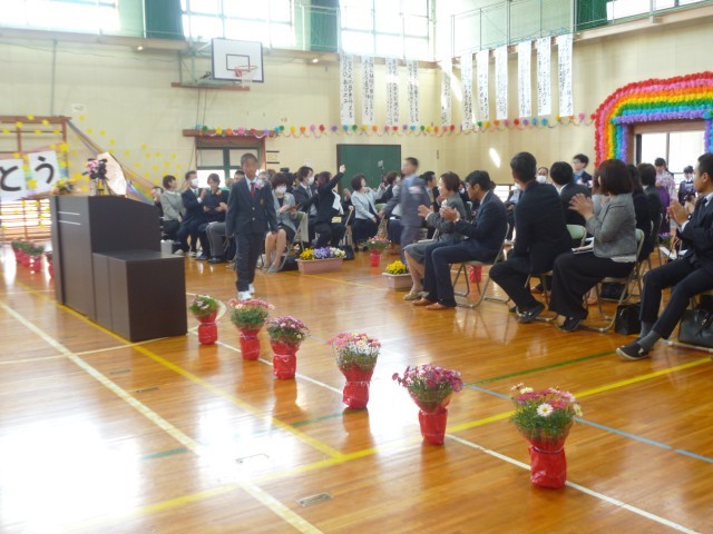 今まで大平小学校のリーダーとして大平小を引っ張ってきてくれた６年生２８名の卒業式です。入場してくる姿も堂々としてとても立派でした。卒業証書を受け取る姿もよい返事と態度で、とてもかっこよかったです。卒業の言葉では、一人ひとり大きな声で　「共も学び　共に歩んだ６年間」「仲間との　かけがえなのない　思い出を　心にきざみ」「大平小学校で　学んだことを生かして」「立派な中学生になることを　誓います」「限りない未来に向かって　羽ばたきます」　中学校では、自分で考え、行動することが多くなります。母校の大平小の「一人一人笑顔」で、これからの歩みが幸多くなることを願っています。６年生の皆さん、改めて卒業おめでとうございます。