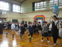 大平小学校に今年度１４名の１年生が入学しました。いよいよ大平小の仲間入りです。ご入学おめでとうございます。心よりお祝い申し上げます。1年生、ドキドキして少し緊張した顔で入場してきました。校長先生のお話も背すじをピンと伸ばして、しっかりと椅子に座ってとても立派な姿で聴くことができました。これからの小学校生活、元気で楽しく、笑顔いっぱいで頑張っていきましょう。