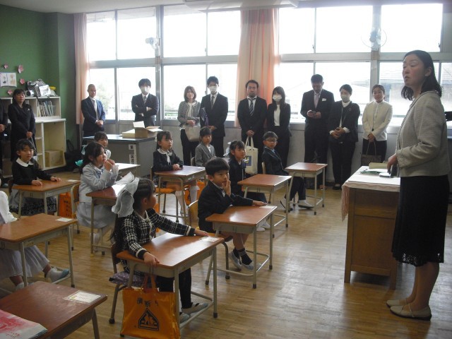 １年生の教室では、担任の先生から、一人ずつ名前を呼ばれました。元気よく「はい」と返事する子、手をピンと上げる子など、どの子もしっかりとできていて、すごいなと思いました。とても元気で明るい１年生。明日からの学校生活も楽しみです。