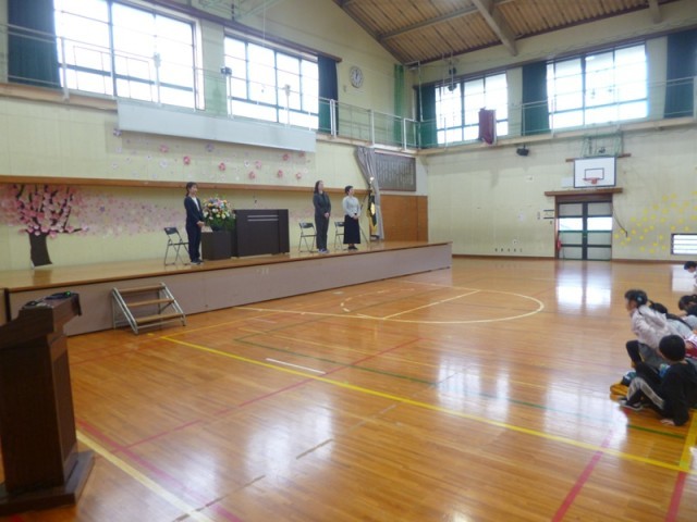 新しく大平小へ3名の先生方が異動し、その先生方を迎える着任式が行われました。代表して、教頭先生にあいさつの言葉をいただきました。「大平小学校は、とてもいい学校だと聞いてきました。」「子どもたちもとてもいいと聞いています。」とうれしい言葉をいただきました。子どもたちもその言葉に自信を持って「はい。」と答えていました。元気いっぱいの小学校だなと新しく大平小学校に来られた先生方に知ってもらうことができました。