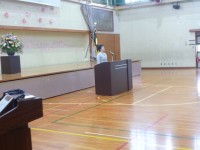 始業式では、最初に６年生の代表児童が、今年頑張りたいことを発表してくれました。「下級生に優しくして学校のことについていろいろと教えていきたい」「たてわり活動を頑張って、みんなで仲よくなっていきたい」「勉強を頑張っていきたい」と３つの大きな目標について話をしてくれました。とても立派な発表でした。