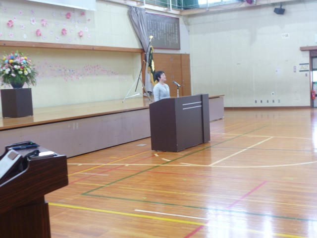 始業式では、最初に６年生の代表児童が、今年頑張りたいことを発表してくれました。「下級生に優しくして学校のことについていろいろと教えていきたい」「たてわり活動を頑張って、みんなで仲よくなっていきたい」「勉強を頑張っていきたい」と３つの大きな目標について話をしてくれました。とても立派な発表でした。