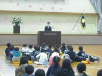 始業式では、校長先生からは、１つは、「笑顔で頑張ること」、２つは、「自分も大切に、友達も大切に、思いやる心と許す優しさのこと」、３つは、新しい合い言葉、「考えよう　話し合おう　やってみよう」についての話がありました。どんな場面でも、まずは自分、友達と考えてみる。次にみんなで話し合ってみる。そして、「なんでも、とにかくやってみる、挑戦してみる」を合い言葉に、明るく、楽しく学校生活を頑張っていこうというお話でした。大平小学校のみんなが、いろいろとチャレンジしていってほしいと思います。