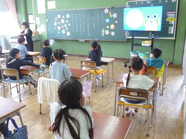 始業式で担任発表の後、担任の先生と教室に移動し、今年度最初の授業、学級活動を行いました。教科書を配付したり、プリントを配付したりと、みんなでレクリエーションをしたりと、あっという間の１時間でした。