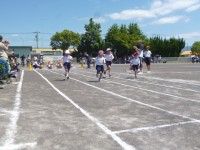 プログラム１０、１年生の個人走「ぜんりょく　だっしゅ！」です。１年生は、小学校生活初めての個人走です。2年生と同じように直線をゴール目指して走りました。どのレースも最後の最後まで、接戦でした。全力を出し切って、走っている姿に入学からの約２か月ですが、すごい成長を感じました。