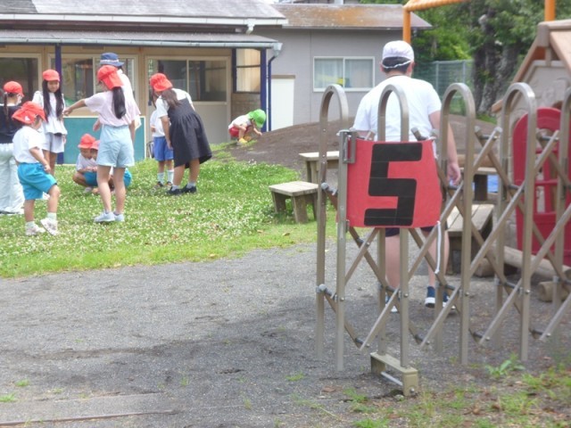 今週のなかよしタイムは、５年生が大平こども園に行って、遊びます。５年生は、20分休みになると嬉しそうにこども園に行きました。園では、ボールを使って遊ぶ子、遊具を使って遊ぶ子、お話をいろいろとする子、鬼ごっこをする子など、交流は様々でした。次は、１学期最後で６年生が来週子ども園に行く予定です。