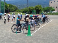実際に自転車に乗って、最初の姿勢や乗り方を確かめました。