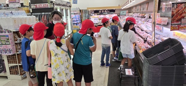 お店の中を興味津々と見て回りました。
