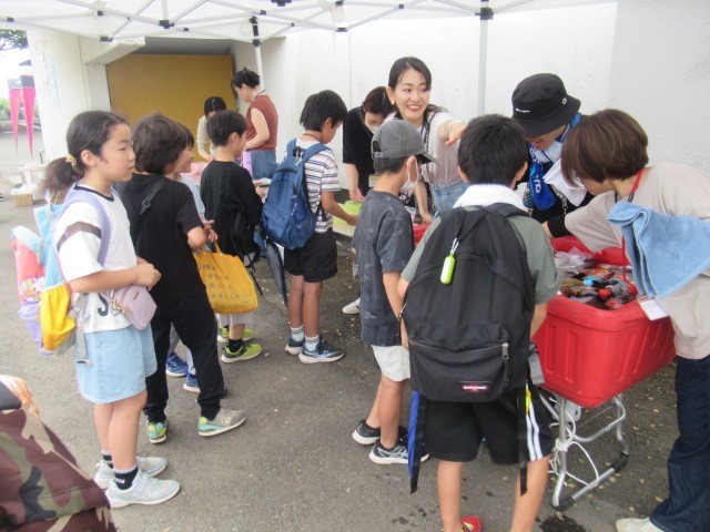 いろいろな飲み物も自分で選びます