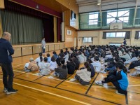 心配された天候も少雨となりました。出発式は体育館で行いました。健康観察を行い、潮塾のねらいを再確認しました。